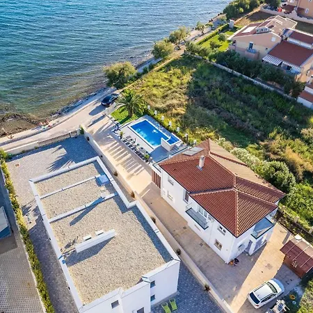 4 Bedroom Stunning Home In Sukosan Casa de Férias *