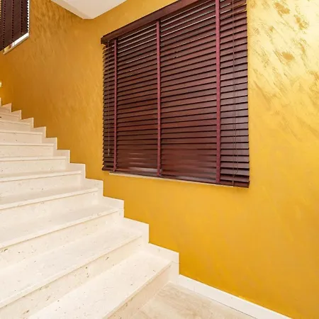 4 Bedroom Stunning Home In Sukosan Casa de Férias