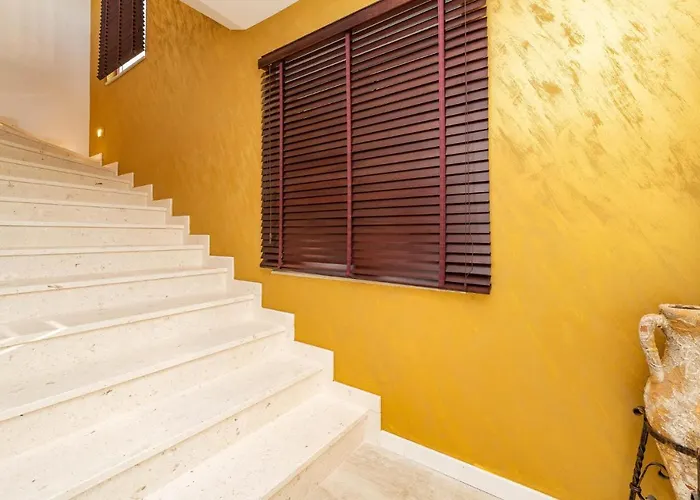 4 Bedroom Stunning Home In Sukosan Feriehus
