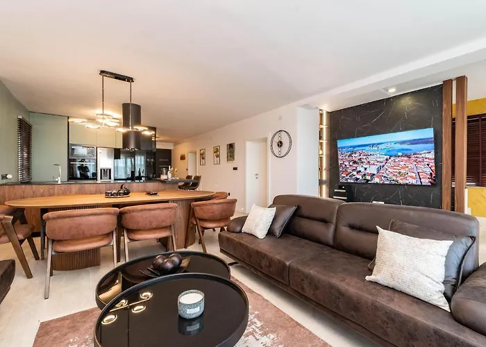 4 Bedroom Stunning Home In Sukosan Feriehus